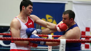 Zadar, 210413.
Dvorana Kresimira Cosica. Prvenstvo Hrvatske u boksu. Na fotografiji Filip Hrgovic (Leonardo, crveni) i Domagoj Prtain (Omega, plavi).
Foto: Jure Miskovic / CROPIX Zadar, 210413.
Dvorana Kresimira Cosica. Prvenstvo Hrvatske u boksu. Na fotografiji Filip Hrgovic (Leonardo, crveni) i Domagoj Prtain (Omega, plavi).
Foto: Jure Miskovic / CROPIX