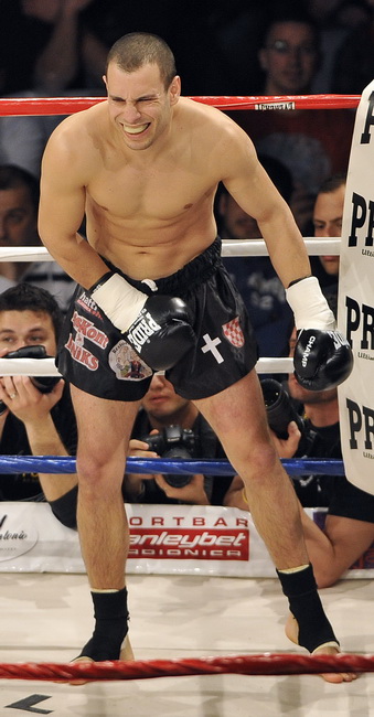 Split, 270310.
Veceras se u Spaladium Areni odrzava spektakl “Obracun u ringu 10” povodom 15-te obljetnice boksackog kluba Pit Bull. Borci ce nastupiti u 17 atraktivnih K1 i MMA ( ultimate fight) borbama.
Na fotografiji: Frane Radnic i Philippe Salmon.
Fo