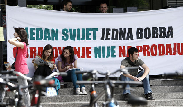 Zagreb, 270409.

Blokada nastave na Filozofskom fakultetu se nastavlja, studenti su ustrajni da izdrze u blokadi sve dok se ne udovolji njihovom zahtjevu o besplatnom visokom obrazovanju.

Studenti sjede ispred transparenta na ulazu u fakultet.

Foto: Dra