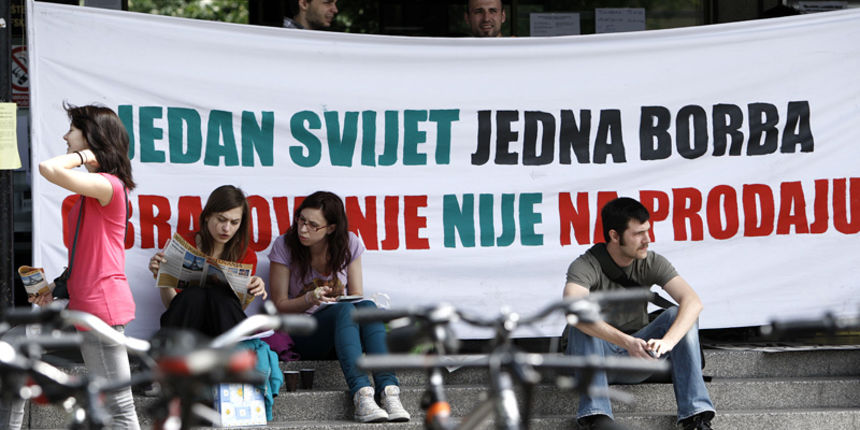 Zagreb, 270409.

Blokada nastave na Filozofskom fakultetu se nastavlja, studenti su ustrajni da izdrze u blokadi sve dok se ne udovolji njihovom zahtjevu o besplatnom visokom obrazovanju.

Studenti sjede ispred transparenta na ulazu u fakultet.

Foto: Dra