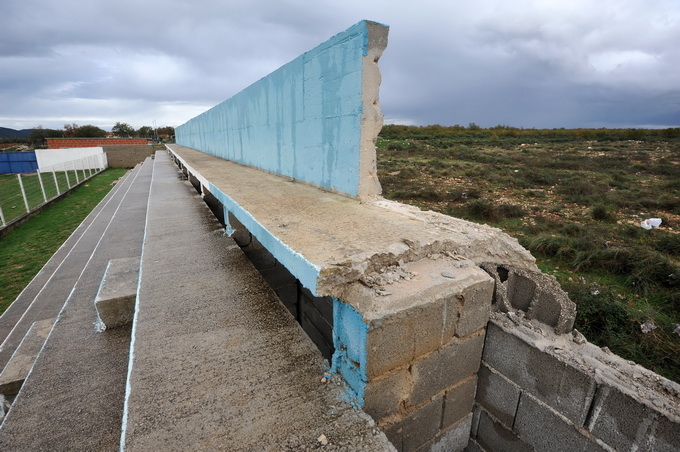 Rastane, Zadar, 301112.
Jako jugo koje je zadnja dva dana puhalo na zadarskom podrucju, srusilo je veliki dio tribine nogometnog stadiona u Rastanima.
Foto: Luka Gerlanc / CROPIX Rastane, Zadar, 301112.
Jako jugo koje je zadnja dva dana puhalo na zadarskom podrucju, srusilo je veliki dio tribine nogometnog stadiona u Rastanima.
Foto: Luka Gerlanc / CROPIX