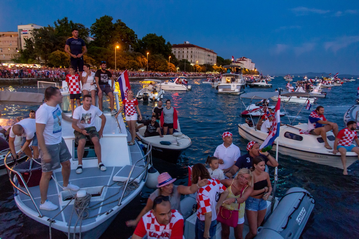 Veličanstven doček četvorice zadarskih Vatrenih od Gradskog mosta do Foruma
