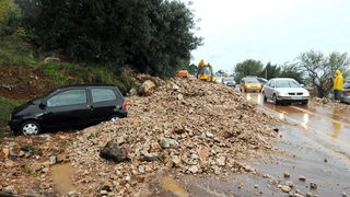 Dubrovnik, 221110.
Velike kolicine kise koje su padale danas na dubrovackom podrucju izazvale su velike poplave , odrone, sto je uveliko otezavalo pjesacki o cestovni promet. Na fotografiji odron na magistrali povise Dubrovnika.
Foto: Admir Buljubasic / C