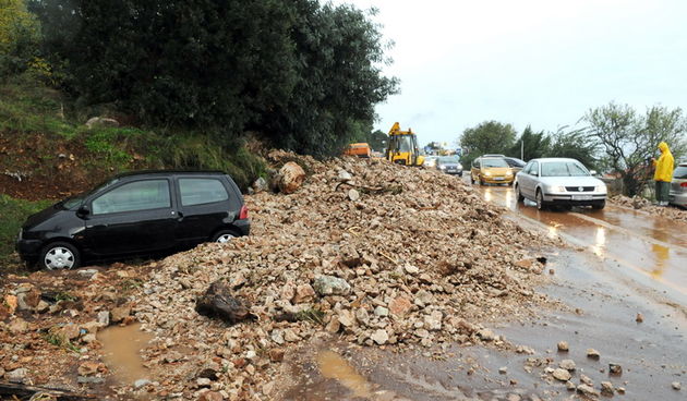 Dubrovnik, 221110.
Velike kolicine kise koje su padale danas na dubrovackom podrucju izazvale su velike poplave , odrone, sto je uveliko otezavalo pjesacki o cestovni promet. Na fotografiji odron na magistrali povise Dubrovnika.
Foto: Admir Buljubasic / C