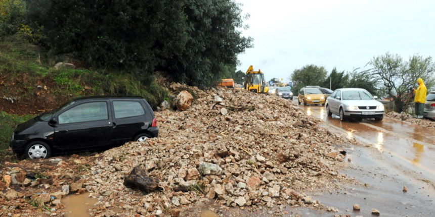 Dubrovnik, 221110.
Velike kolicine kise koje su padale danas na dubrovackom podrucju izazvale su velike poplave , odrone, sto je uveliko otezavalo pjesacki o cestovni promet. Na fotografiji odron na magistrali povise Dubrovnika.
Foto: Admir Buljubasic / C
