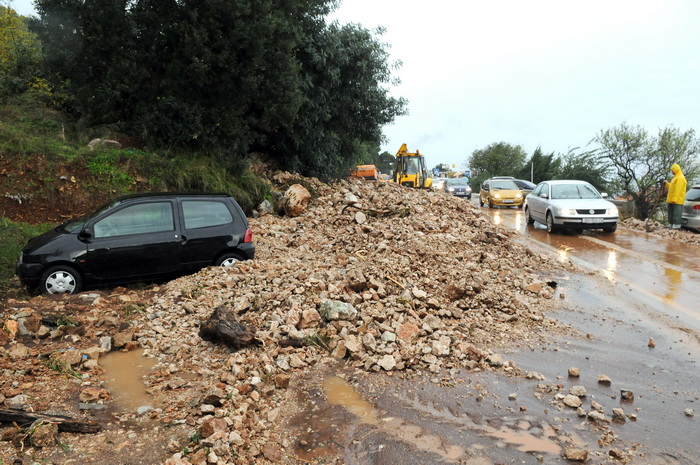 Dubrovnik, 221110.
Velike kolicine kise koje su padale danas na dubrovackom podrucju izazvale su velike poplave , odrone, sto je uveliko otezavalo pjesacki o cestovni promet. Na fotografiji odron na magistrali povise Dubrovnika.
Foto: Admir Buljubasic / C