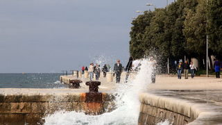 Nedjeljni đir po gradu 3. sttudenog 2013.  foto: Iva Perinčić, riva, valovi, bura, jugo, zima, jesen, puhanje