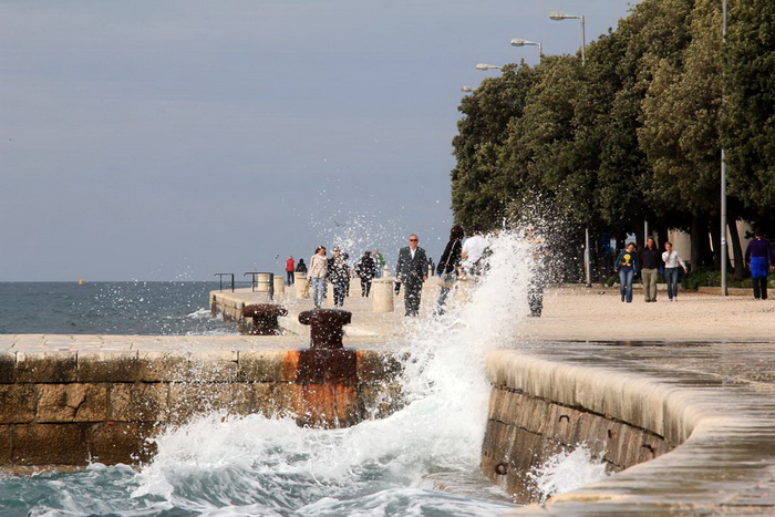 Nedjeljni đir po gradu 3. sttudenog 2013.  foto: Iva Perinčić, riva, valovi, bura, jugo, zima, jesen, puhanje