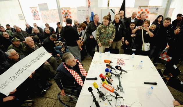 Zagreb – Branitelji koji prosvjeduju 8. dan ispred Ministarstva branitelja, odrzali su okrugli stol gdje su iznjeli svoje zahtjeve a to su i dalje smjene ministra Predraga Matica i njegovih pomocnika. Na okrugli stol pozvani su bili i predsjednik drzave,