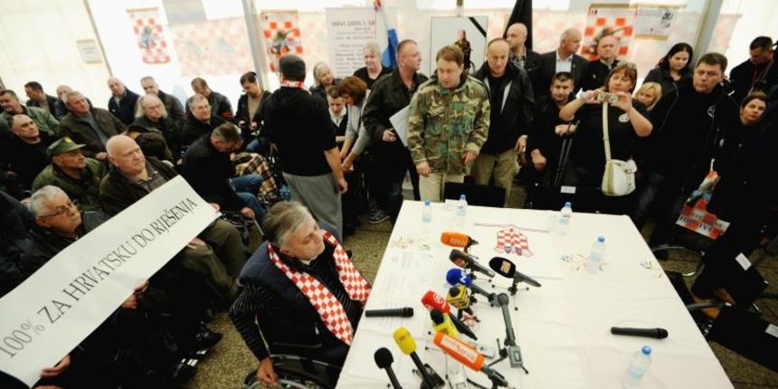 Zagreb – Branitelji koji prosvjeduju 8. dan ispred Ministarstva branitelja, odrzali su okrugli stol gdje su iznjeli svoje zahtjeve a to su i dalje smjene ministra Predraga Matica i njegovih pomocnika. Na okrugli stol pozvani su bili i predsjednik drzave, Zagreb – Branitelji koji prosvjeduju 8. dan ispred Ministarstva branitelja, odrzali su okrugli stol gdje su iznjeli svoje zahtjeve a to su i dalje smjene ministra Predraga Matica i njegovih pomocnika. Na okrugli stol pozvani su bili i predsjednik drzave,