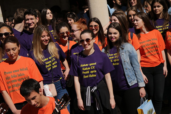 Zadarski maturanti donirali brašno Socijalnoj samoposluzi Zadarski maturanti donirali brašno Socijalnoj samoposluzi