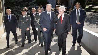 Zagreb, 020811.
Stanciceva ulica.
Ministarstvo obrane.
Podjela priznjanja i promaknuca hrvatskim casnicima povodom obiljezavanja akcije oluja.
Odlikovanja i promaknuca podjelio je predsjednik Ivo Josipovic.
Na slici: Davor Bozinovic i Ivo Josipovic dolaze