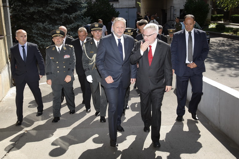 Zagreb, 020811.
Stanciceva ulica.
Ministarstvo obrane.
Podjela priznjanja i promaknuca hrvatskim casnicima povodom obiljezavanja akcije oluja.
Odlikovanja i promaknuca podjelio je predsjednik Ivo Josipovic.
Na slici: Davor Bozinovic i Ivo Josipovic dolaze