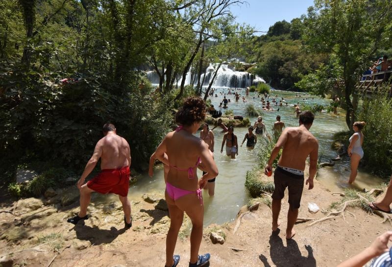 Vrelo ljeto u Nacionalnom parku Krka, hlađenje u Skradinskom buku. Photo: Hrvoje Jelavić/PIXSELL Vrelo ljeto u Nacionalnom parku Krka, hlađenje u Skradinskom buku. Photo: Hrvoje Jelavić/PIXSELL