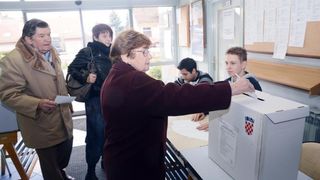 Sisak – Gradjani glasuju u drugom krugu predsjednickih izbora. Photo: Nikola Cutuk/PIXSELL Autor Nikola Cutuk/PIXSELL Ključne riječi biraci, biraliste, drugi krug, glasovanje, predsjednicki izbori 2015, glasacka kutija Sisak – Gradjani glasuju u drugom krugu predsjednickih izbora. Photo: Nikola Cutuk/PIXSELL Autor Nikola Cutuk/PIXSELL Ključne riječi biraci, biraliste, drugi krug, glasovanje, predsjednicki izbori 2015, glasacka kutija