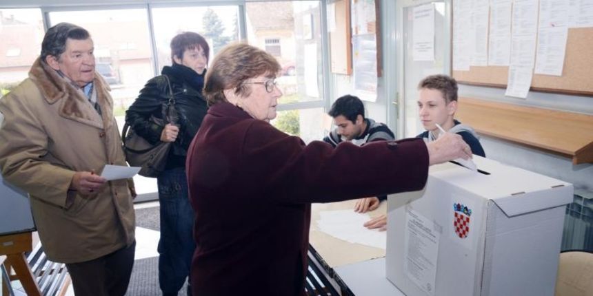 Sisak – Gradjani glasuju u drugom krugu predsjednickih izbora. Photo: Nikola Cutuk/PIXSELL Autor Nikola Cutuk/PIXSELL Ključne riječi biraci, biraliste, drugi krug, glasovanje, predsjednicki izbori 2015, glasacka kutija Sisak – Gradjani glasuju u drugom krugu predsjednickih izbora. Photo: Nikola Cutuk/PIXSELL Autor Nikola Cutuk/PIXSELL Ključne riječi biraci, biraliste, drugi krug, glasovanje, predsjednicki izbori 2015, glasacka kutija