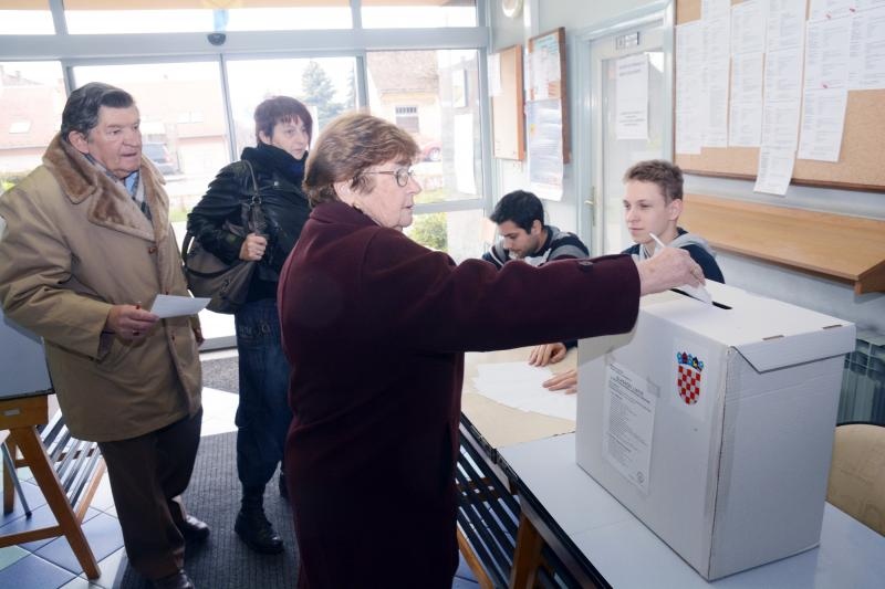 Sisak – Gradjani glasuju u drugom krugu predsjednickih izbora. Photo: Nikola Cutuk/PIXSELL Autor Nikola Cutuk/PIXSELL Ključne riječi biraci, biraliste, drugi krug, glasovanje, predsjednicki izbori 2015, glasacka kutija Sisak – Gradjani glasuju u drugom krugu predsjednickih izbora. Photo: Nikola Cutuk/PIXSELL Autor Nikola Cutuk/PIXSELL Ključne riječi biraci, biraliste, drugi krug, glasovanje, predsjednicki izbori 2015, glasacka kutija