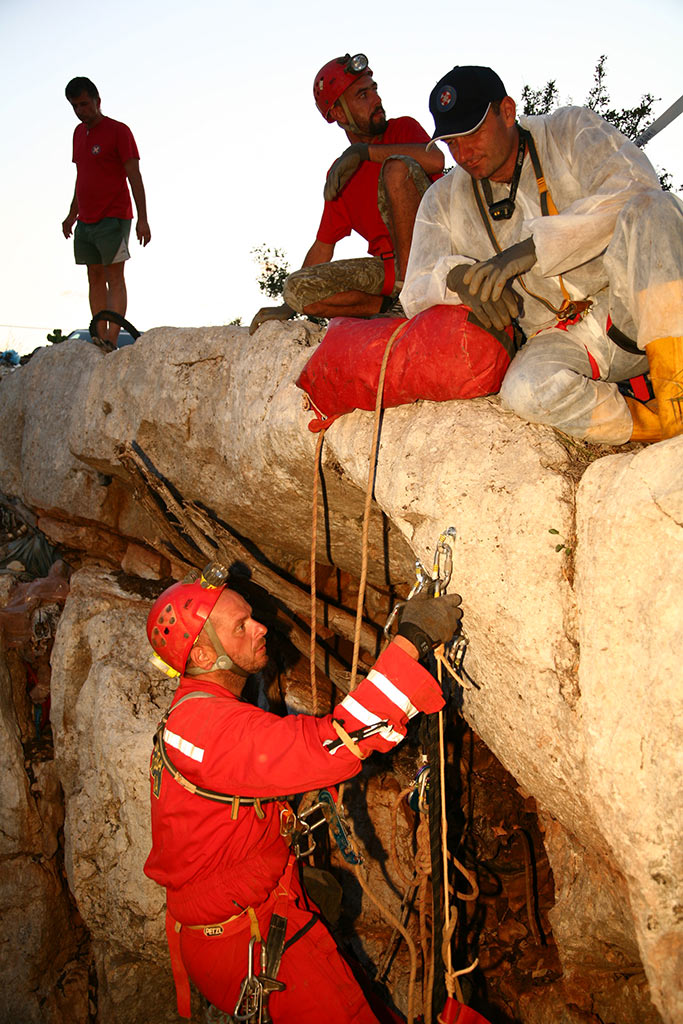 HGSS-ova akcija spašavanja pasa iz Živkine jame (foto: Zoran Erceg)