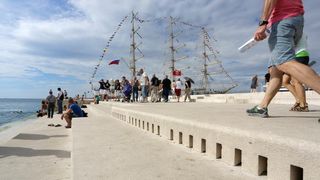 Pokraj Morskih orgulja i Pozdrava Suncu pristao je ruski skolski jedrenjak “Nadezhda”. Dug je 109 metara te ima tri jarbola. Photo: Filip Brala/PIXSELL