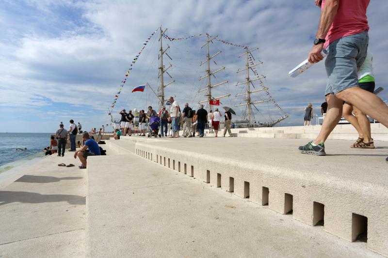 Pokraj Morskih orgulja i Pozdrava Suncu pristao je ruski skolski jedrenjak “Nadezhda”. Dug je 109 metara te ima tri jarbola. Photo: Filip Brala/PIXSELL