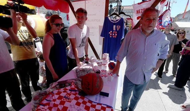 Trg bana Jelacica, Rotary klub Zagreb Agram organizirao je humanitarni rotarijanski navijacki ormar ciji prihod je namijenjen Udruzi za pomoc djeci sa senzornim poremecajima Senzori. Gradonacelnik Milan Bandic