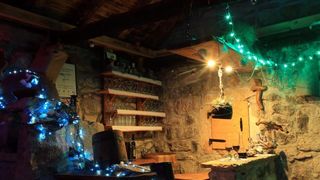 Razvodje – Marko Duvancic, jedan od najpoznatijih proizvodjaca vina oducio je da na svom imanju osim bacava od vina koje je pretvorio u sobe za smjestaj gostiju iznenadi svoje goste a posebno djecu bozicnom bajkom. U tom stilu okitio je i osvijetlio svoje Razvodje – Marko Duvancic, jedan od najpoznatijih proizvodjaca vina oducio je da na svom imanju osim bacava od vina koje je pretvorio u sobe za smjestaj gostiju iznenadi svoje goste a posebno djecu bozicnom bajkom. U tom stilu okitio je i osvijetlio svoje