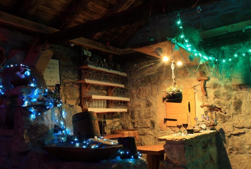 Razvodje – Marko Duvancic, jedan od najpoznatijih proizvodjaca vina oducio je da na svom imanju osim bacava od vina koje je pretvorio u sobe za smjestaj gostiju iznenadi svoje goste a posebno djecu bozicnom bajkom. U tom stilu okitio je i osvijetlio svoje Razvodje – Marko Duvancic, jedan od najpoznatijih proizvodjaca vina oducio je da na svom imanju osim bacava od vina koje je pretvorio u sobe za smjestaj gostiju iznenadi svoje goste a posebno djecu bozicnom bajkom. U tom stilu okitio je i osvijetlio svoje