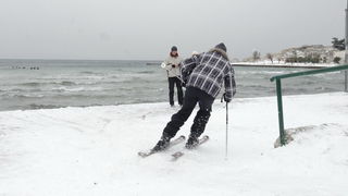 Split, 030212.
Nakon nekoliko godina, danima najavljivan snijeg pao je i na Splitskom podrucju. Iako je bio najavljen, Splicani nisu bili spremni na bijeli pokrivac, te im je on uz snaznu buru otezavao svakodnevni zivot. Gradski autobusi ne voze a skole, Split, 030212.
Nakon nekoliko godina, danima najavljivan snijeg pao je i na Splitskom podrucju. Iako je bio najavljen, Splicani nisu bili spremni na bijeli pokrivac, te im je on uz snaznu buru otezavao svakodnevni zivot. Gradski autobusi ne voze a skole,