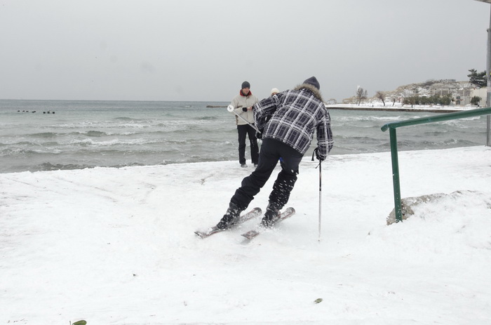 Split, 030212.
Nakon nekoliko godina, danima najavljivan snijeg pao je i na Splitskom podrucju. Iako je bio najavljen, Splicani nisu bili spremni na bijeli pokrivac, te im je on uz snaznu buru otezavao svakodnevni zivot. Gradski autobusi ne voze a skole, Split, 030212.
Nakon nekoliko godina, danima najavljivan snijeg pao je i na Splitskom podrucju. Iako je bio najavljen, Splicani nisu bili spremni na bijeli pokrivac, te im je on uz snaznu buru otezavao svakodnevni zivot. Gradski autobusi ne voze a skole,