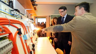 Zadar, 250313.
Ministar znanosti, obrazovanja i sporta Zeljko Jovanovic sa suradnicima boravi u radnom posjetu Zadru. Obisao je Strukovnu skolu Vice Vlatkovica, jednu od najopremljenijih i najinovativnijih strukovnih skola u Hrvatskoj, a domacin mu je bio Zadar, 250313.
Ministar znanosti, obrazovanja i sporta Zeljko Jovanovic sa suradnicima boravi u radnom posjetu Zadru. Obisao je Strukovnu skolu Vice Vlatkovica, jednu od najopremljenijih i najinovativnijih strukovnih skola u Hrvatskoj, a domacin mu je bio