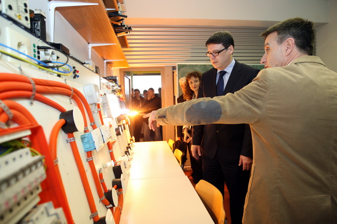 Zadar, 250313.
Ministar znanosti, obrazovanja i sporta Zeljko Jovanovic sa suradnicima boravi u radnom posjetu Zadru. Obisao je Strukovnu skolu Vice Vlatkovica, jednu od najopremljenijih i najinovativnijih strukovnih skola u Hrvatskoj, a domacin mu je bio Zadar, 250313.
Ministar znanosti, obrazovanja i sporta Zeljko Jovanovic sa suradnicima boravi u radnom posjetu Zadru. Obisao je Strukovnu skolu Vice Vlatkovica, jednu od najopremljenijih i najinovativnijih strukovnih skola u Hrvatskoj, a domacin mu je bio