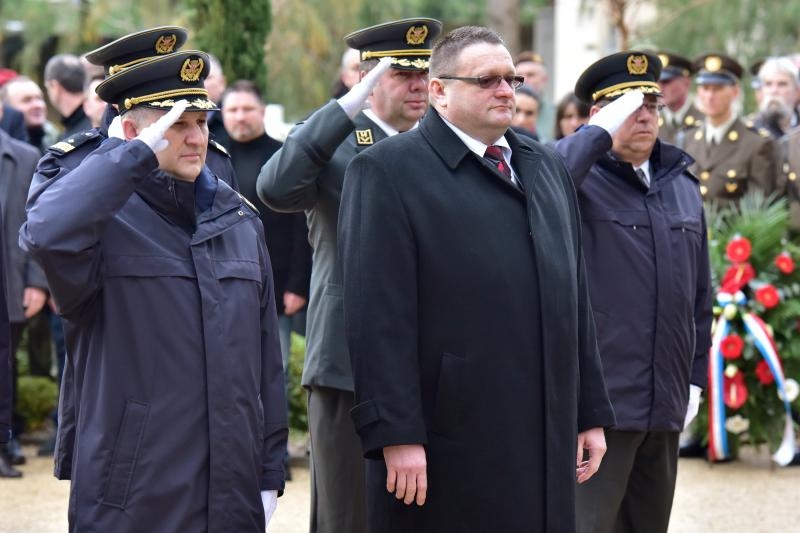 Svecanim postrojavanjem i mimohodom kroz grad postrojbi sudionica obiljezena je 22. obljetnica vojno-redarstvene akcije Maslenica. Photo: Dino Stanin/PIXSELL Svecanim postrojavanjem i mimohodom kroz grad postrojbi sudionica obiljezena je 22. obljetnica vojno-redarstvene akcije Maslenica. Photo: Dino Stanin/PIXSELL