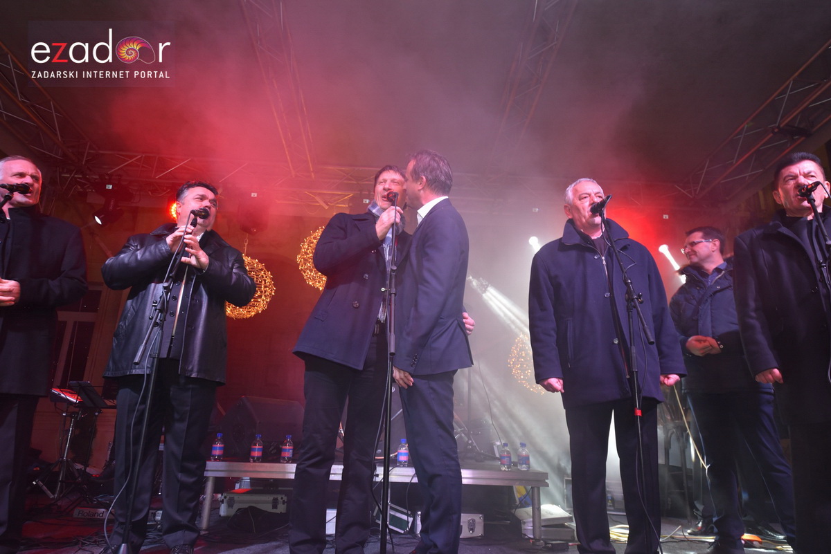 Tisuće Zadrana uživalo na krcatom Narodnom trgu i Tgu Petra Zoranića uz Tomislava Bralića i klapu Intrade Tisuće Zadrana uživalo na krcatom Narodnom trgu i Tgu Petra Zoranića uz Tomislava Bralića i klapu Intrade