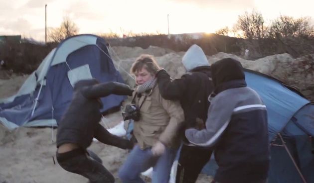 Migranti nožem nasrnuli na dvoje nizozemskih novinara, Foto: youtube screenshot