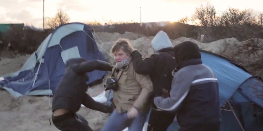 Migranti nožem nasrnuli na dvoje nizozemskih novinara, Foto: youtube screenshot