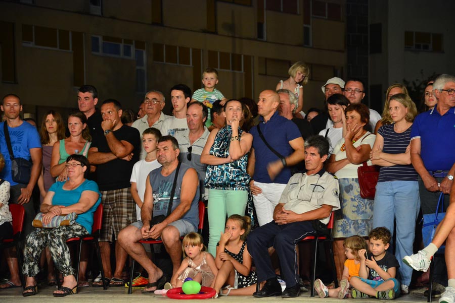 Nastup ansambla Lado ispred crkve sv. Marije ; foto Iva Perinčić Nastup ansambla Lado ispred crkve sv. Marije ; foto Iva Perinčić