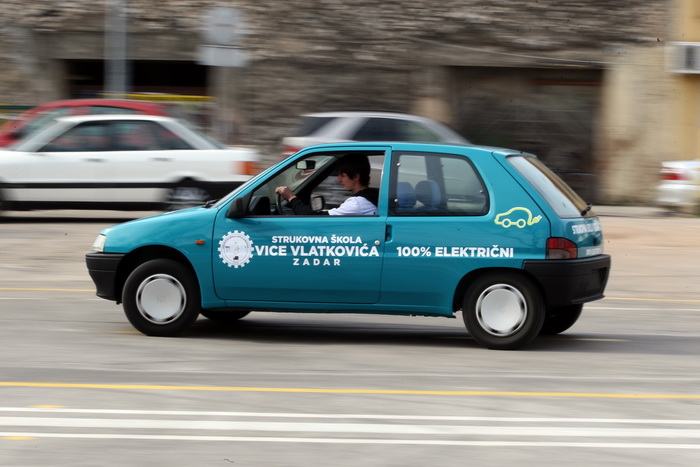 Zadar, 050312.
Ucenici Strukovne skole Vice Vlatkovica, pod vodstvom profesora Ante Ivanca, preradili su benzinski automobil u elektricni te su svoj rad danas prezentirali javnosti. Preradjeni Peugeot 106 krece se totalno necujno, brzinom i vecom od 50 ki Zadar, 050312.
Ucenici Strukovne skole Vice Vlatkovica, pod vodstvom profesora Ante Ivanca, preradili su benzinski automobil u elektricni te su svoj rad danas prezentirali javnosti. Preradjeni Peugeot 106 krece se totalno necujno, brzinom i vecom od 50 ki