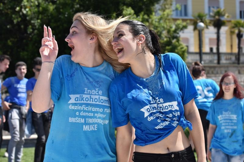 Ludijada zadarskih maturanata uz pjesmu i kupanje na Morskim orguljama. Foto: Dino Stanin/PIXSELL Ludijada zadarskih maturanata uz pjesmu i kupanje na Morskim orguljama. Foto: Dino Stanin/PIXSELL