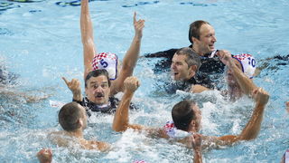 Zagreb, 110910.
Bazen Mladosti na Savi.
29. Europsko prvenstvo u vaterpolu.
Finalna utakmica za pobjednika Europskog prvenstva u vaterpolu  Hrvatska – Italija.
Na slici: slavlje hrvatskih igraca.
Foto: Goran Mehkek / CROPIX