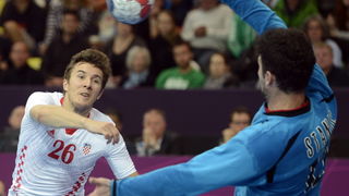 London, 310712.
Dvorana Copper Box.
Hrvatska muska rukometna reprezentacija igra utakmicu 2. kolo u skupini B protiv Srbije tokom Olimpijskih Igra u Londonu.
Na fotografiji: Manuel Strlek daje gol pored golmana Stanica.
Foto: Drago Sopta / CROPIX