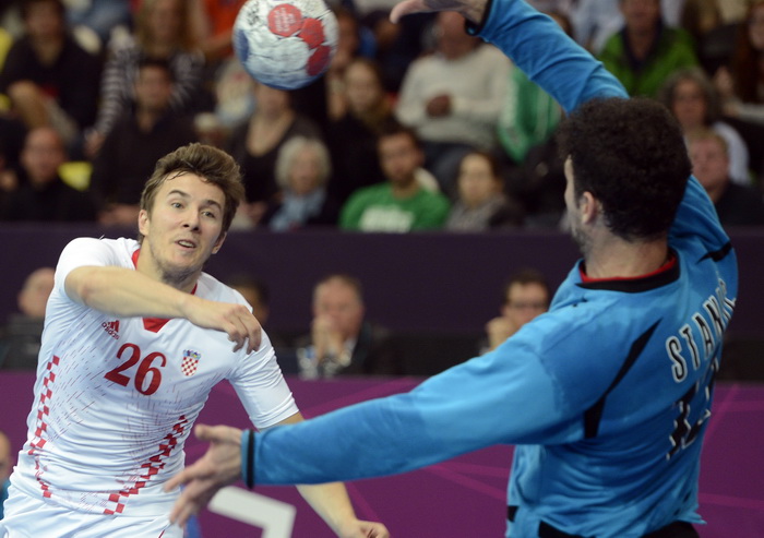 London, 310712.
Dvorana Copper Box.
Hrvatska muska rukometna reprezentacija igra utakmicu 2. kolo u skupini B protiv Srbije tokom Olimpijskih Igra u Londonu.
Na fotografiji: Manuel Strlek daje gol pored golmana Stanica.
Foto: Drago Sopta / CROPIX