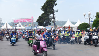 Spektakularni defile vespaša, foto: Vinko Pešić Spektakularni defile vespaša, foto: Vinko Pešić