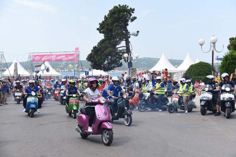 Spektakularni defile vespaša, foto: Vinko Pešić Spektakularni defile vespaša, foto: Vinko Pešić
