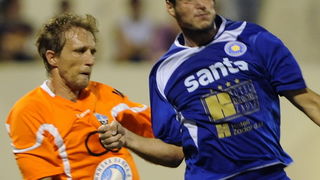 Sibenik, 200811.
Susret 5. kola 1. HNL izmedju Sibenika i Zadra.
Na slici: narancasti Sibenik Marko Kartelo i plavi Zadar Matej Jonjic.
Foto: Paun Paunovic  / CROPIX