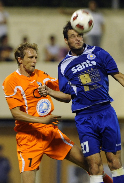 Sibenik, 200811.
Susret 5. kola 1. HNL izmedju Sibenika i Zadra.
Na slici: narancasti Sibenik Marko Kartelo i plavi Zadar Matej Jonjic.
Foto: Paun Paunovic  / CROPIX