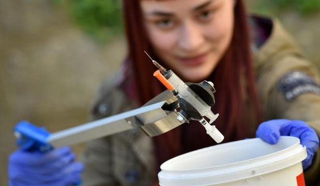 Clanovi i volonteri Udruge apstinenata za pomoc pri resocijalizaciji Porat proveli su u akciju ciscenja infektivnog otpada. U kapetanskom parku pronasli su nekoliko stotina odbacenih sprica i igala. Akcija je pokrenuta po dojavi gradjana o pronalasku odb