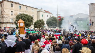 Paški zimski karneval 2017.- Maškarane skupine u karnevalskoj povorci Paški zimski karneval 2017.- Maškarane skupine u karnevalskoj povorci
