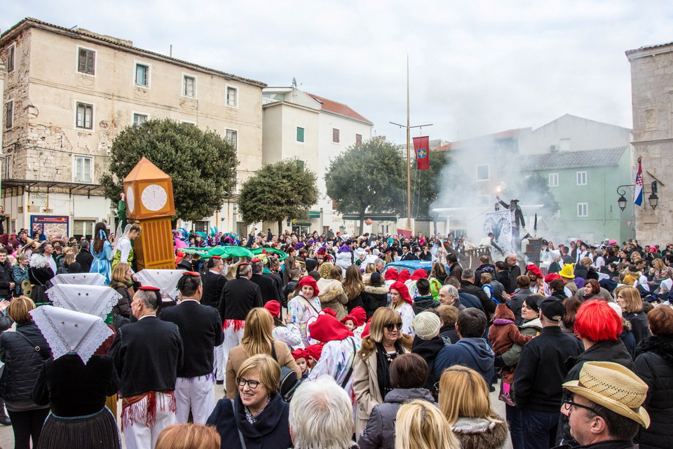 Paški zimski karneval 2017.- Maškarane skupine u karnevalskoj povorci Paški zimski karneval 2017.- Maškarane skupine u karnevalskoj povorci