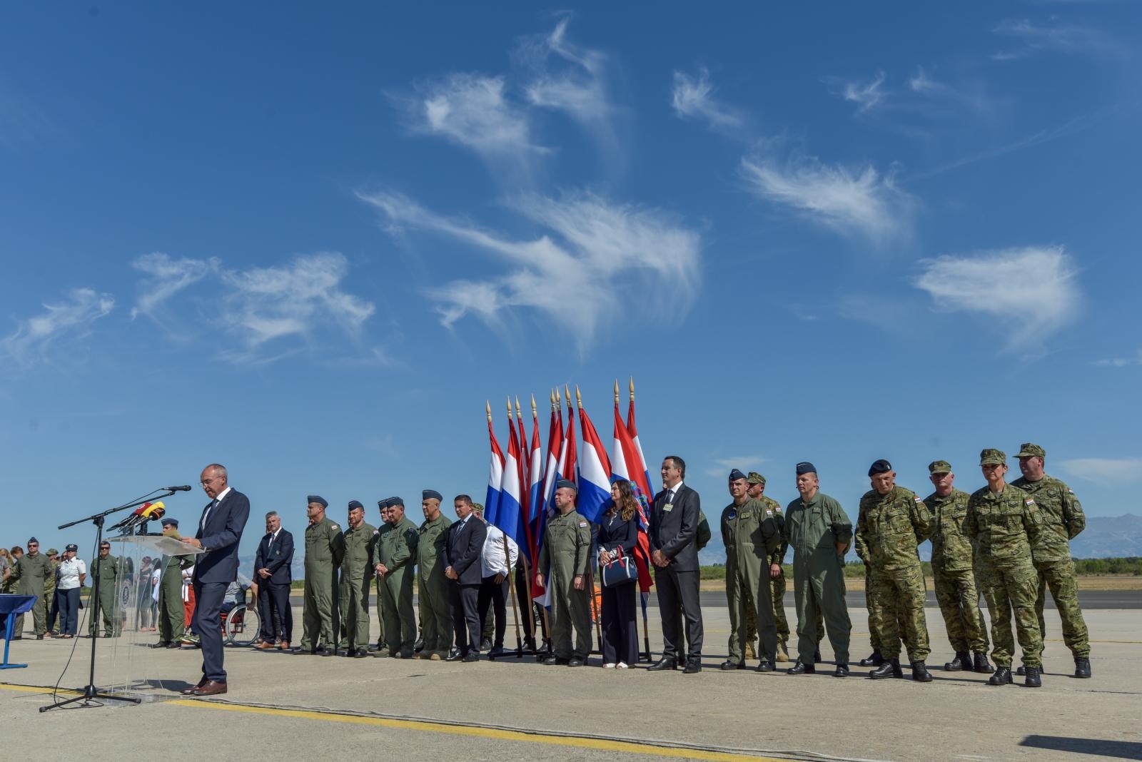 Svečanost povodom završetka obuke pilota na helikopterima OH-58D Kiowa Warrior Svečanost povodom završetka obuke pilota na helikopterima OH-58D Kiowa Warrior
