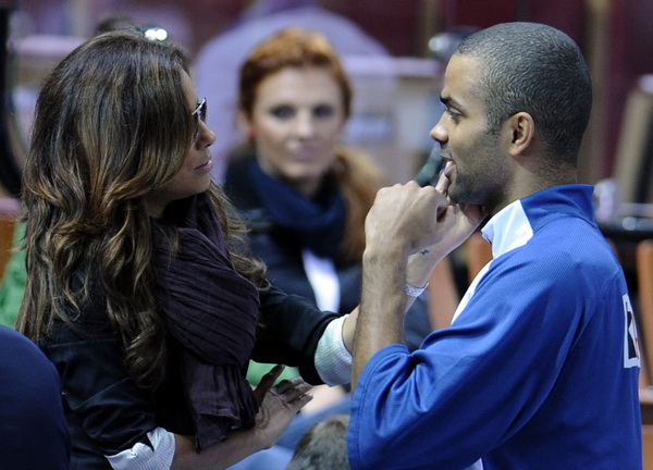 Katowice, 200909.
Dvorana Sport Arena Spodek.
Europsko prvenstvo u kosarci u Poljskoj, razigravanje izmedju Francuske i Hrvatske za peto mjesto na prvenstvu.
Na slici: Eva Longoria hollywoodska glumica sa suprugom Tony Parkerom francuskim NBA igracem San